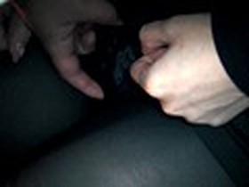 帰りのロケバスでぐったり疲れたモデルにイタヅラしてるところを隠し撮り　サンプル画像09